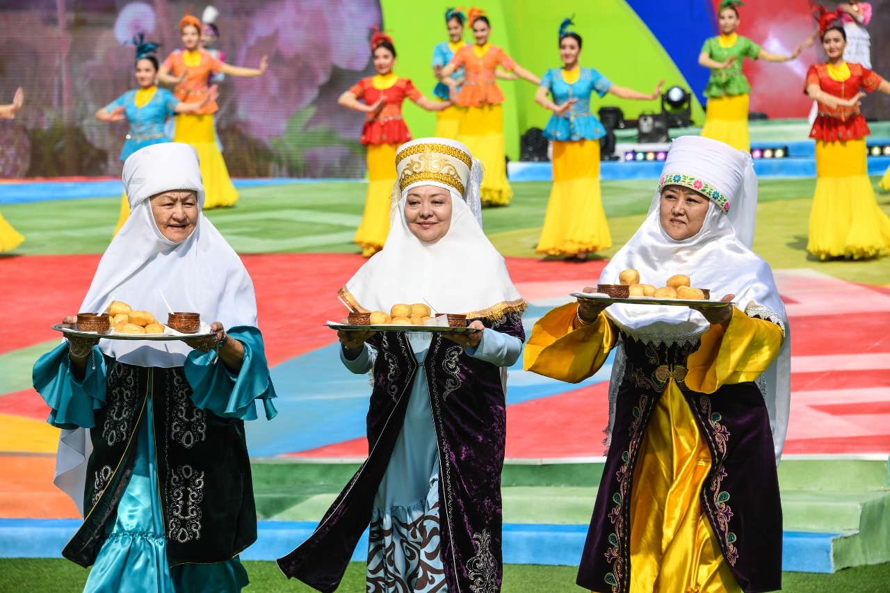 Наурыз видеоролик. 22 Наурыз. Празднование Наурыза. Наурыз в Казахстане. Наурыз мейрамы в национальных костюмах.