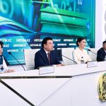 «Келешек мектептері»: более 200 тысяч сельских детей получат доступ к современной образовательной среде  По инициативе Главы государства в стране реализуется Национальный проект «Комфортная школа», в рамках которого планируется построить 217 школ нового формата на 460 тысяч ученических мест.  На сегодня завершено строительство 105 объектов образования, еще 112 будут сданы в эксплуатацию до конца 2025 года.  Данный проект направлен на обеспечение равного доступа к качественному образованию в современных и безопасных условиях, независимо от места проживания детей. Почти половина школ нового формата строится в сельской местности. Таким образом, более 200 тысяч сельских детей получат доступ к современной, комфортной образовательной среде. «Эта модель как стратегическая основа повышения среднего уровня образования по всей стране для устранения разрыва между школами в селах и городах. Важно подчеркнуть, это не элитные школы, а организации образования нового формата, которые создаются по всей стране. Мы предлагаем присвоить школам нового формата название «Келешек мектептері». Это имя отражает миссию этих организаций – стать школами будущего, гарантирующими равные возможности для всех детей Казахстана», — заявил министр просвещения Гани Бейсембаев на брифинге в Службе центральных коммуникаций.  Одно из преимуществ этих школ — создание удобного и эргономичного образовательного пространства, ориентированного на потребности детей. Площадь таких школ на 15 -20% больше типовых зданий, а техническое оснащение превышает стандартное в четыре раза.  Все школы оснащены современной мебелью и учебным оборудованием, усилены меры безопасности, ученики начальных и старших классов обучаются в отдельных блоках.  При этом особый приоритет отдан поддержке отечественного производства. Все строительные материалы, школьная мебель и необходимое оснащение закупаются исключительно у казахстанских производителей.