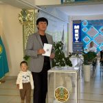 В КАРАСАЙСКОМ РАЙОНЕ ИЗВЕСТНЫЙ ПЕВЕЦ ӨМІРҚҰЛ АЙНИЯЗОВ СДЕЛАЛ СВОЙ ВЫБОР В РАМКАХ КУРУЛТАЯ