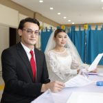 В фате — на выборы: молодожены проголосовали в Алматинской области