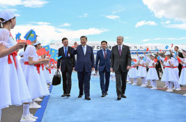 Президент Токаев встретил Си Цзиньпина в аэропорту Астаны