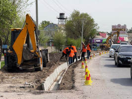 Орталық көшеде абаттандыру жұмыстары жалғасуда