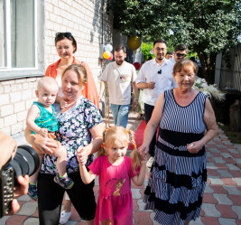 Семье Максима Головачева подарили дом