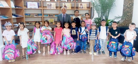 Қарасайлық оқушыларға оқу құралдары  салынған сөмкелер берілді