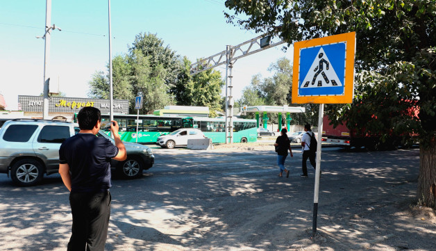 Жаяу жүргіншілердің жүрісі қалай реттеледі?