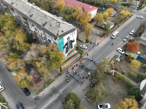 Бір сәтте 100 адам күй тартты