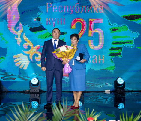 Марапат төрінен көрінді