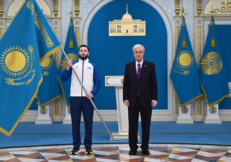 Президент Қысқы Олимпиада ойындары мен Паралимпиадаға қатысатын ұлттық құрама мүшелеріне Мемлекеттік туды тапсырды