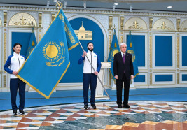 Президент вручил Государственный флаг знаменосцам олимпийской и паралимпийской команд Казахстана