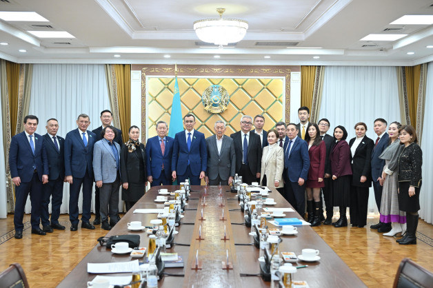 САЯСИ ЖАҢҒЫРУ ЖӘНЕ ЖАҢА КОНСТИТУЦИЯЛЫҚ МОДЕЛЬ: СЕНАТТА «ҰЛТТЫҚ МҮДДЕ» ДИАЛОГ АЛАҢЫНЫҢ ОТЫРЫСЫ ӨТТІ