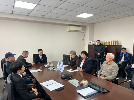Компания ұжымымен кездесті