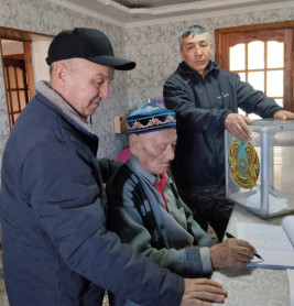 ПРОГОЛОСОВАЛИ ДОЛГОЖИТЕЛИ ШАРЫНА