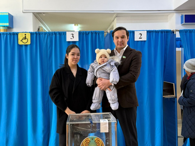 Мәслихат депутаты Абылай Зуайда отбасымен бірге дауыс берді