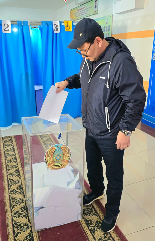 Белгілі әнші Мирас Бекжанов референдумға қатысып, дауыс берді