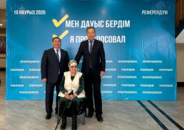 90-летняя Төрткен Кененкызы проголосовала на референдуме и благословила жителей