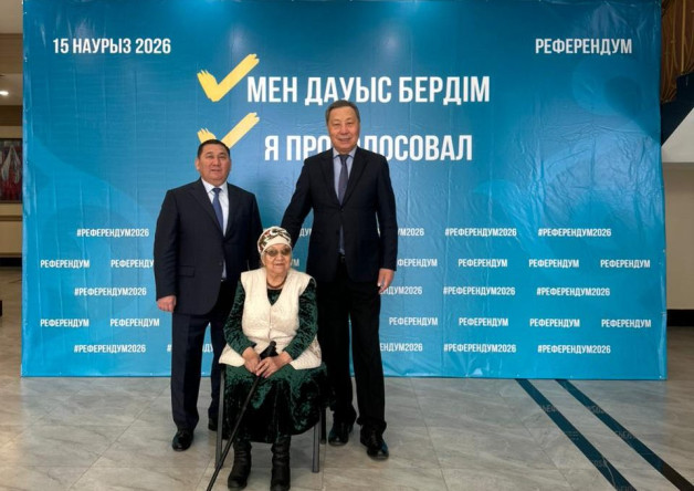 90-летняя Төрткен Кененкызы проголосовала на референдуме и благословила жителей