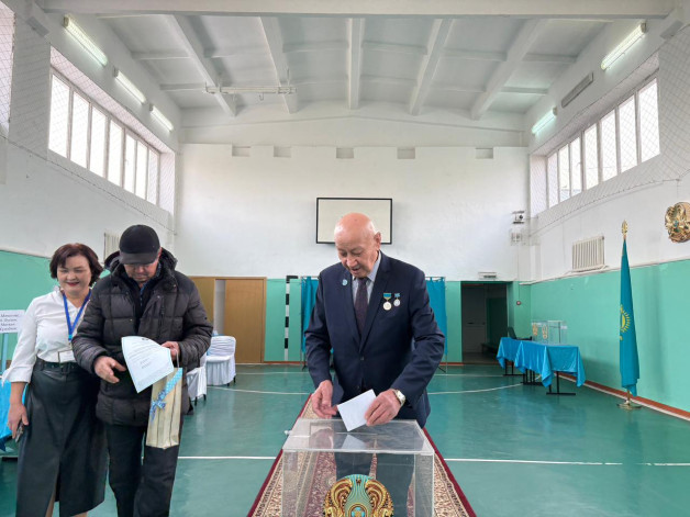 Председатель совета ветеранов Илийского района принял участие в референдуме