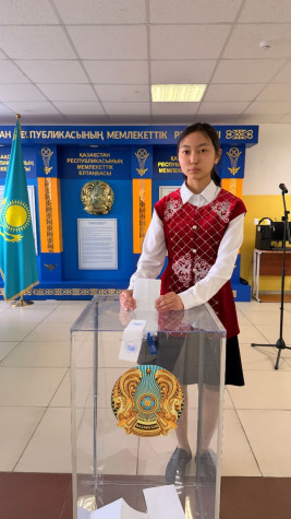 В день референдума 18-летняя избиратель Ерболкызы Айшуак впервые проголосовала