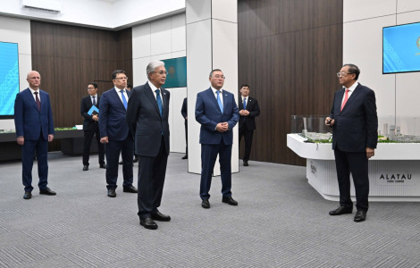Мемлекет басшысы Алатау қаласының даму барысымен танысты