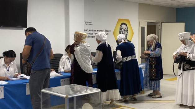 Ақ жаулықты әжелер дауыс берді