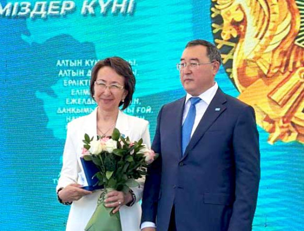 Анасының ағартушылық жолын жемісті жалғастыруда
