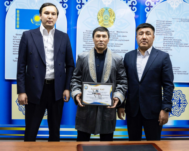 Боз кілемді бағындырған ел ағасы