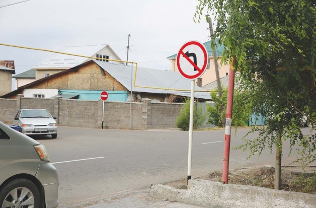 ВНИМАНИЕ: на пересечении улиц Абая и Толе би установлены дорожные знаки